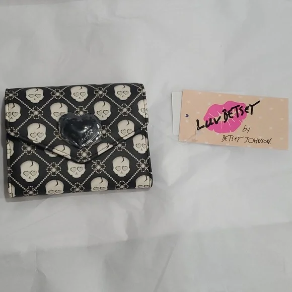 Betsey Johnson black white skull print heart shaped‎ closure lock trifold wallet - Picture 11 of 12